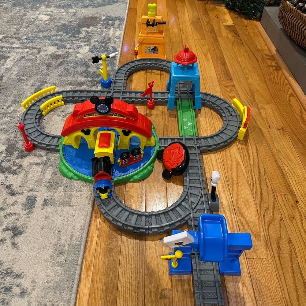 Disney Junior Mickey Mouse Around Town Track Set Train R/C